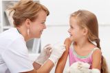 Vaccini, pensionati assaltano gli studi medici