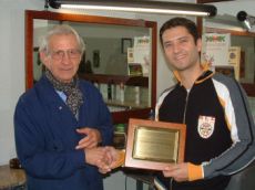 Franco Rurale riceve la Gugia d'òra 2005 da Mario Ratti, presidente di AGP Cuncuress