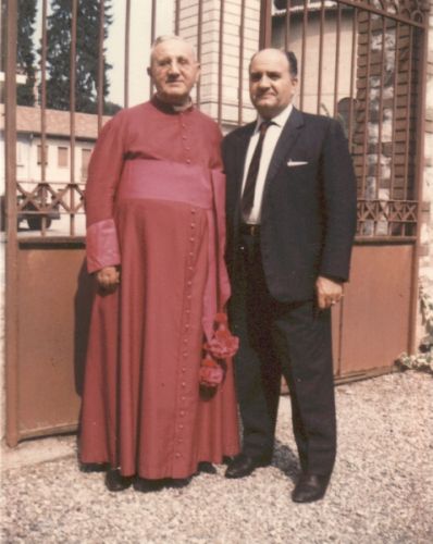 L'ex sindaco Tiberio Bianchi, fondatore di Delicatesse, con l'indimenticato don Pellegatta